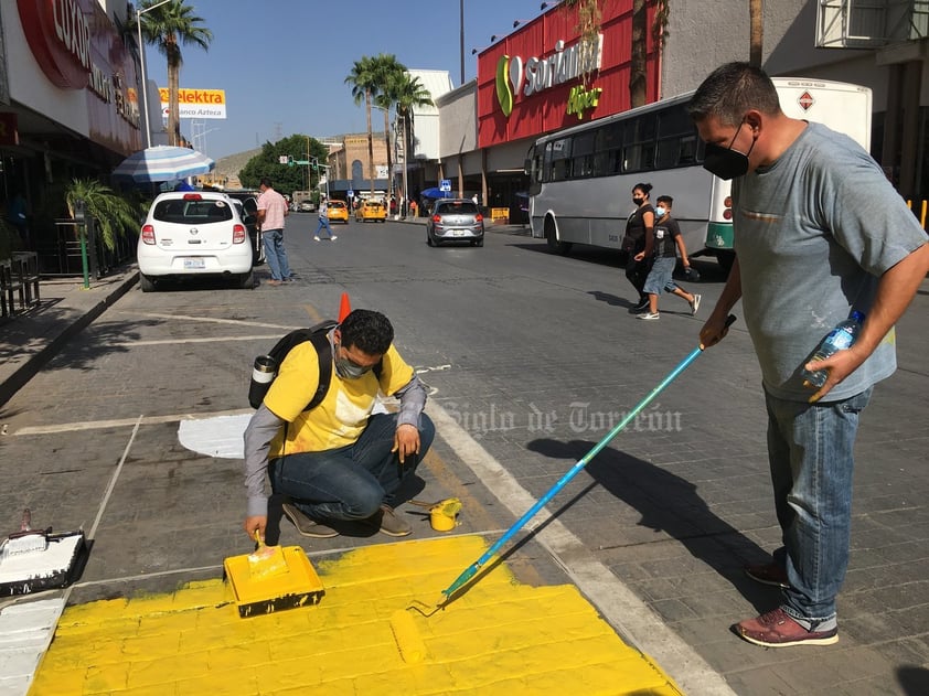 Ciudadanos pintan orejas peatonales en cruceros del Centro de Torreón