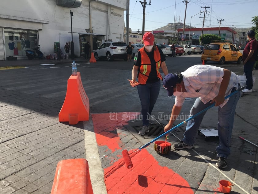 Ciudadanos pintan orejas peatonales en cruceros del Centro de Torreón