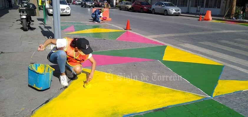 Ciudadanos pintan orejas peatonales en cruceros del Centro de Torreón