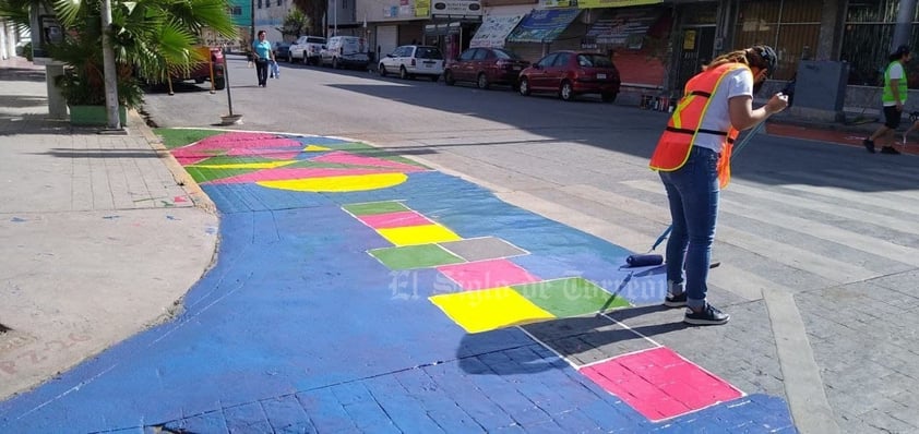 Ciudadanos pintan orejas peatonales en cruceros del Centro de Torreón