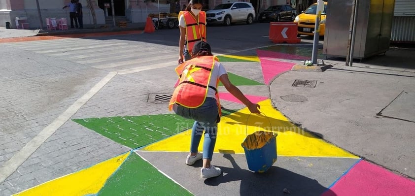 Ciudadanos pintan orejas peatonales en cruceros del Centro de Torreón