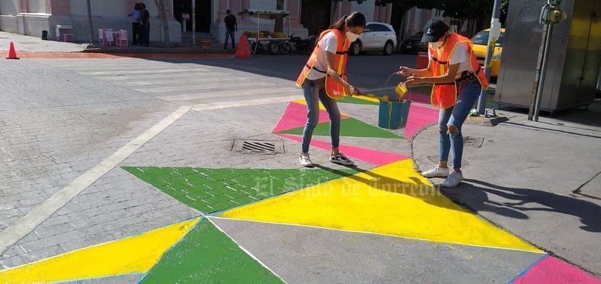 Ciudadanos pintan orejas peatonales en cruceros del Centro de Torreón