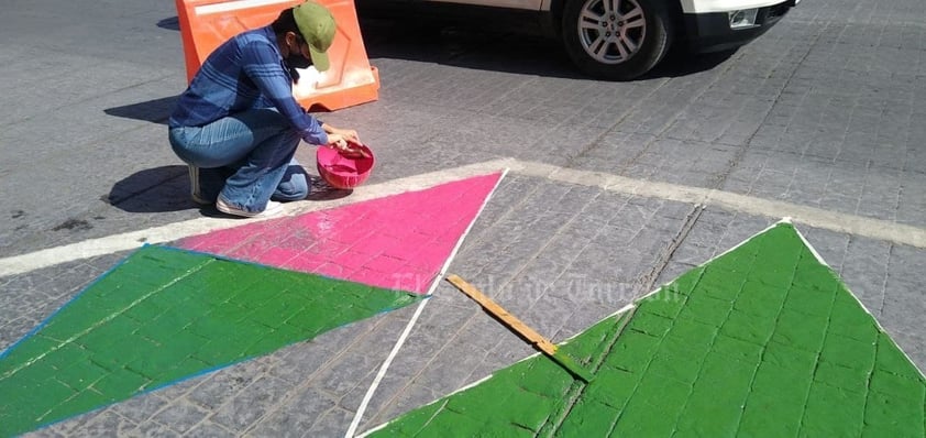 Ciudadanos pintan orejas peatonales en cruceros del Centro de Torreón