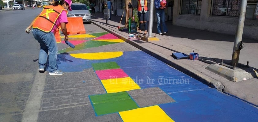 Ciudadanos pintan orejas peatonales en cruceros del Centro de Torreón