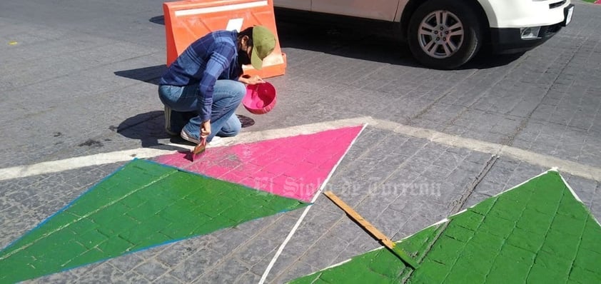 Ciudadanos pintan orejas peatonales en cruceros del Centro de Torreón