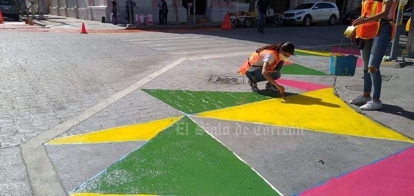 Ciudadanos pintan orejas peatonales en cruceros del Centro de Torreón