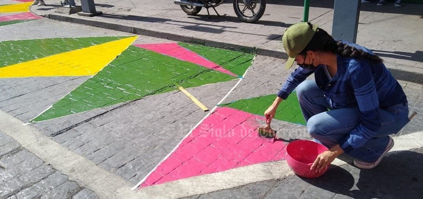 Ciudadanos pintan orejas peatonales en cruceros del Centro de Torreón