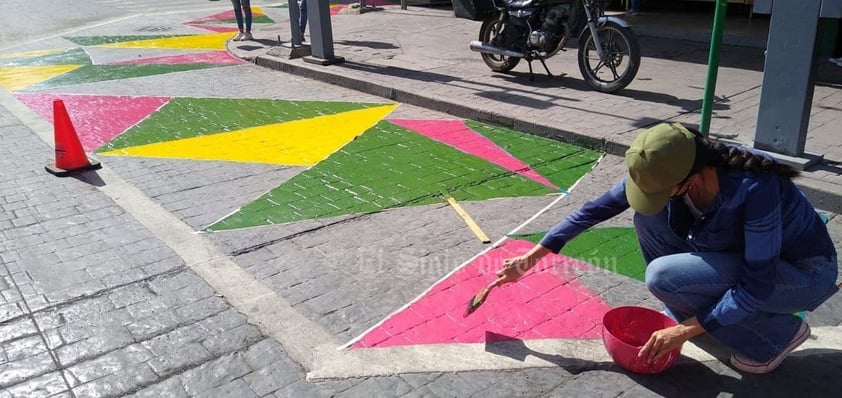 Ciudadanos pintan orejas peatonales en cruceros del Centro de Torreón