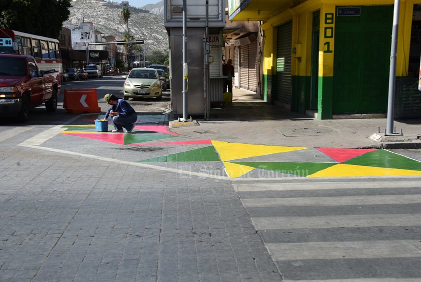 Ciudadanos pintan orejas peatonales en cruceros del Centro de Torreón