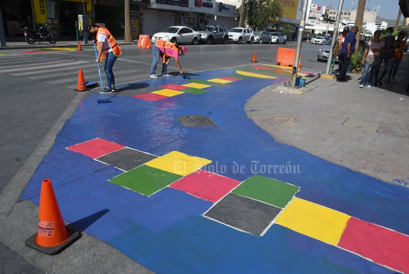 Ciudadanos pintan orejas peatonales en cruceros del Centro de Torreón