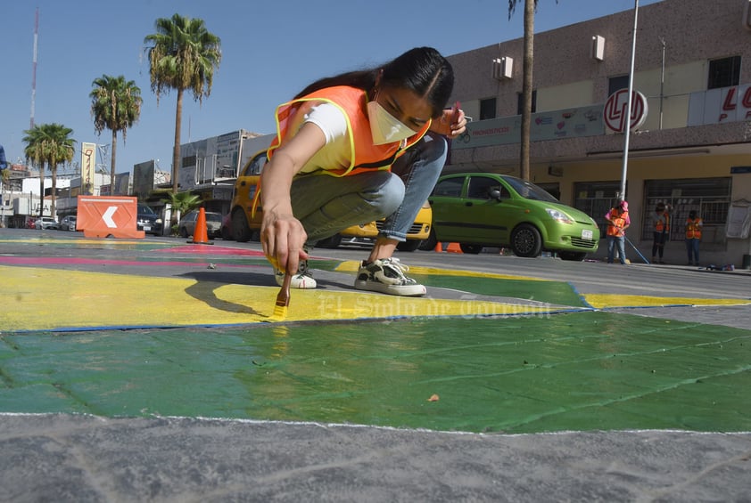 Ciudadanos pintan orejas peatonales en cruceros del Centro de Torreón