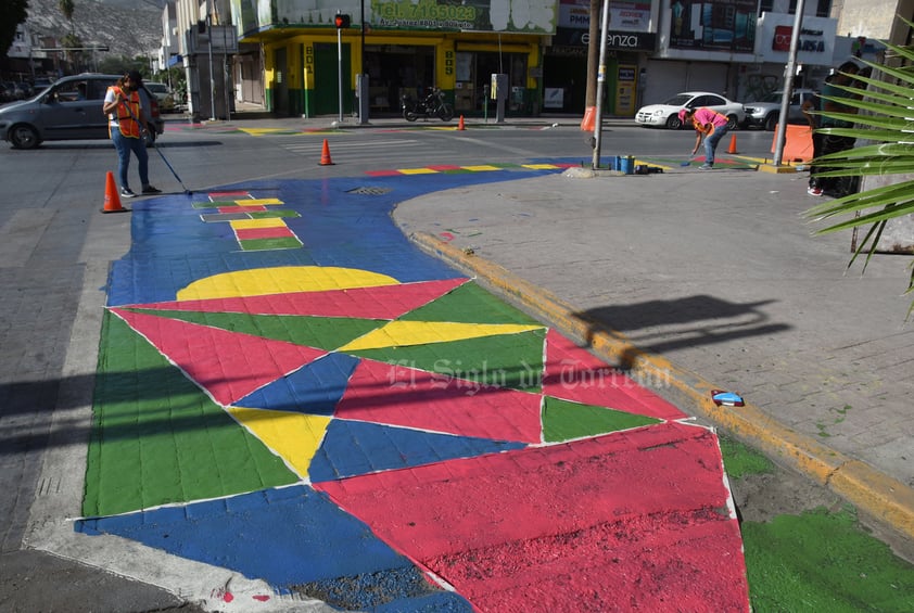 Ciudadanos pintan orejas peatonales en cruceros del Centro de Torreón