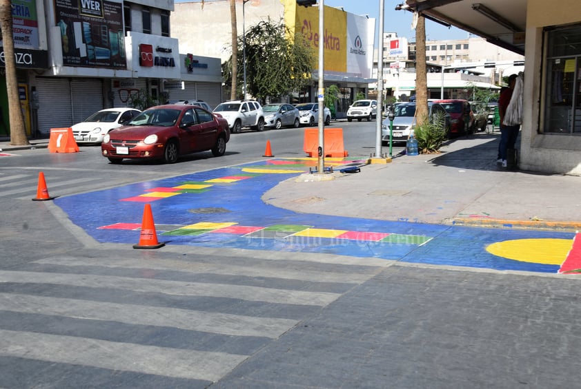 Ciudadanos pintan orejas peatonales en cruceros del Centro de Torreón