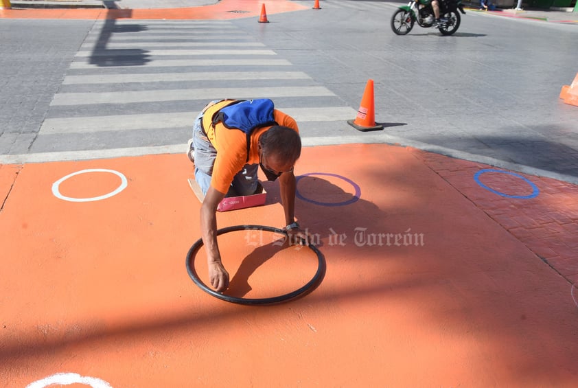 Ciudadanos pintan orejas peatonales en cruceros del Centro de Torreón