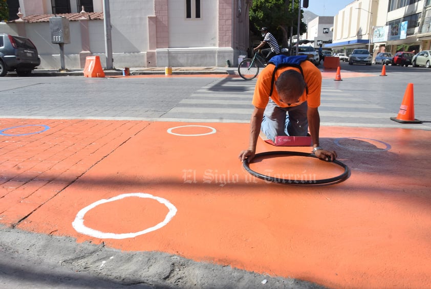 Ciudadanos pintan orejas peatonales en cruceros del Centro de Torreón