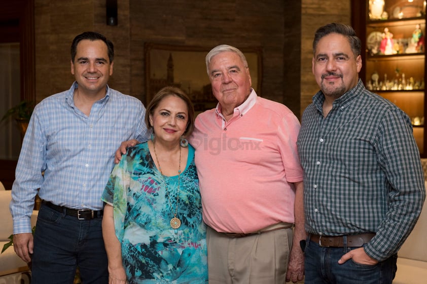 Rogelio Gaitán y Tere Salcido con sus hijos, Alberto y Rogelio.