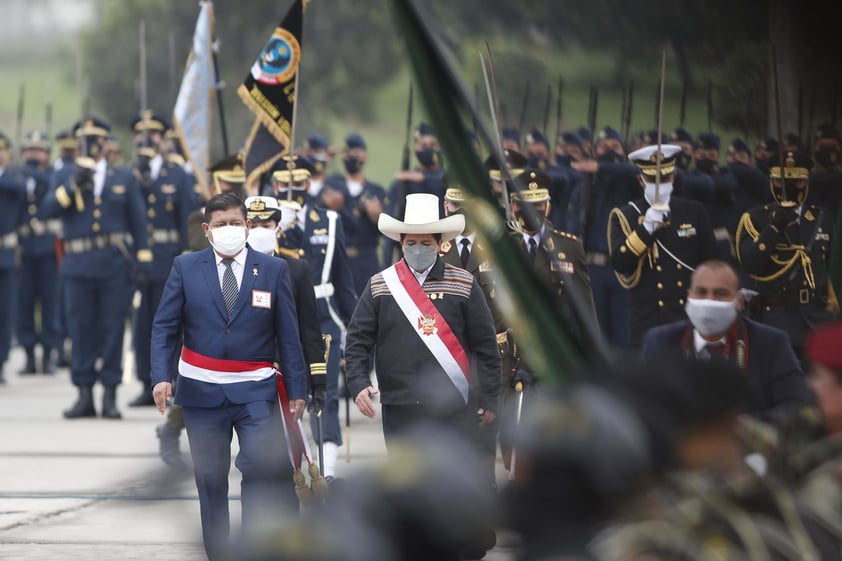 Fuerzas Armadas de Perú ofrecen desfile por el bicentenario de la Independencia