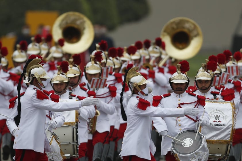 Fuerzas Armadas de Perú ofrecen desfile por el bicentenario de la Independencia