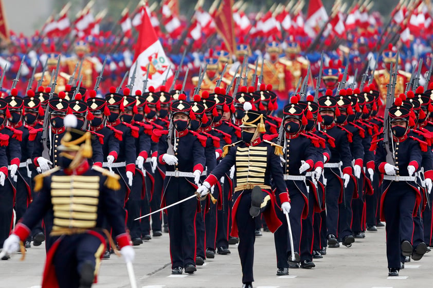 Fuerzas Armadas de Perú ofrecen desfile por el bicentenario de la Independencia