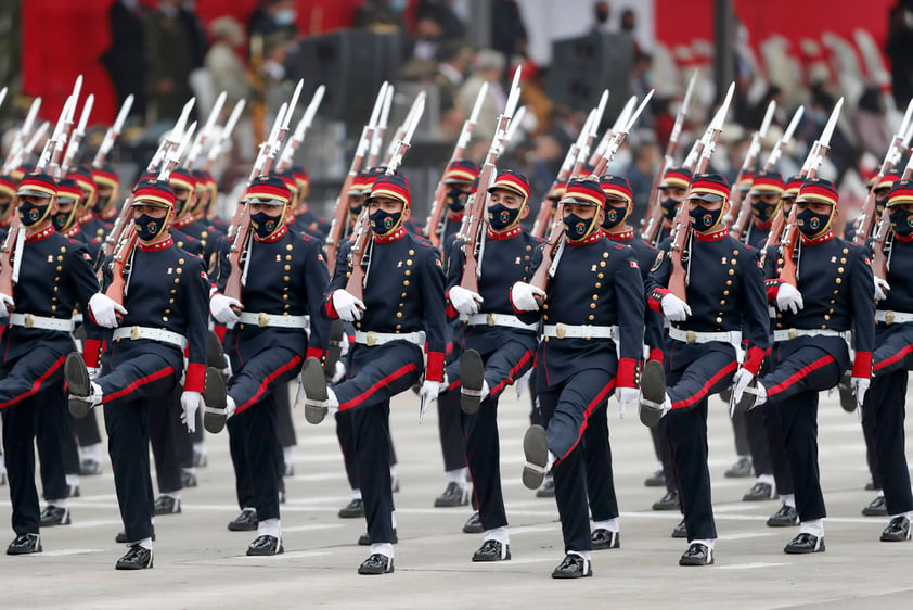 Fuerzas Armadas de Perú ofrecen desfile por el bicentenario de la Independencia