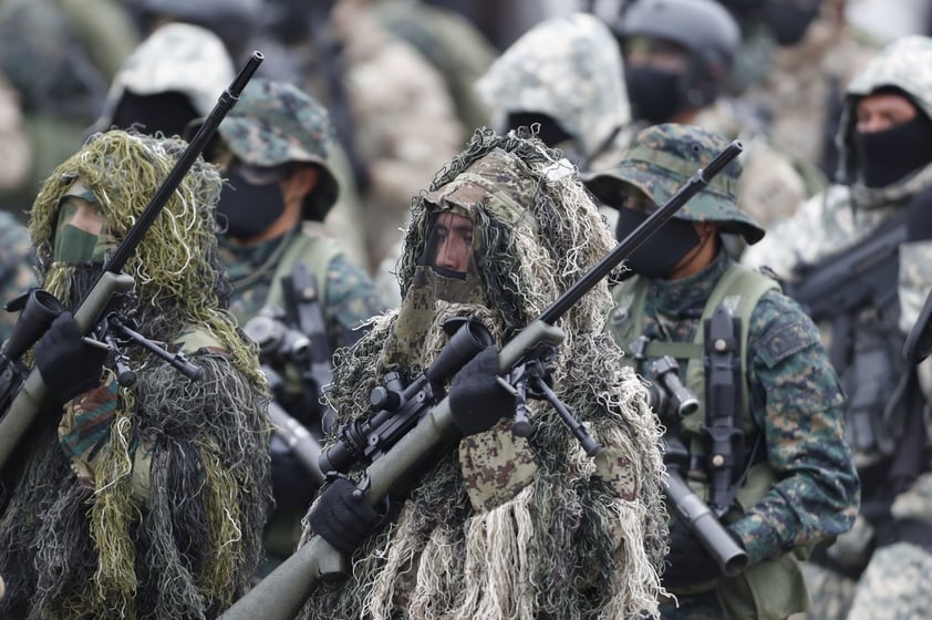 Fuerzas Armadas de Perú ofrecen desfile por el bicentenario de la Independencia