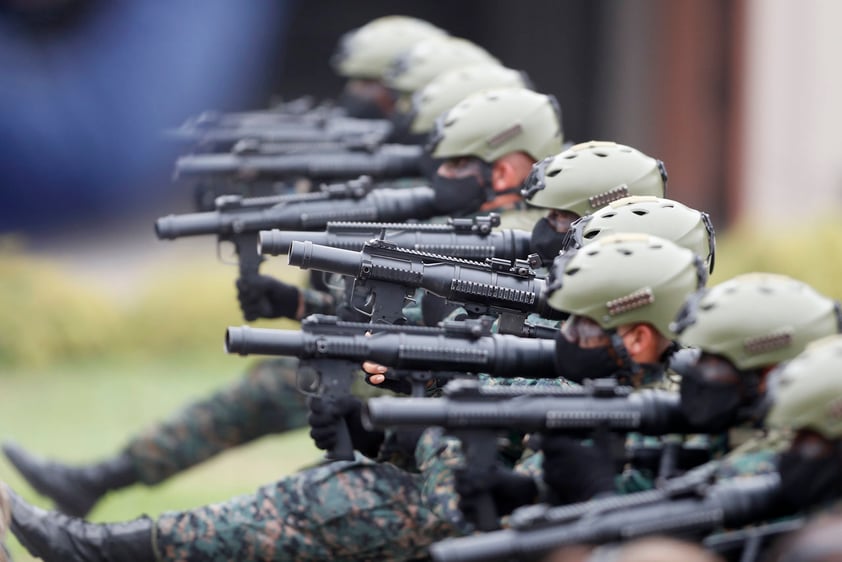 Fuerzas Armadas de Perú ofrecen desfile por el bicentenario de la Independencia