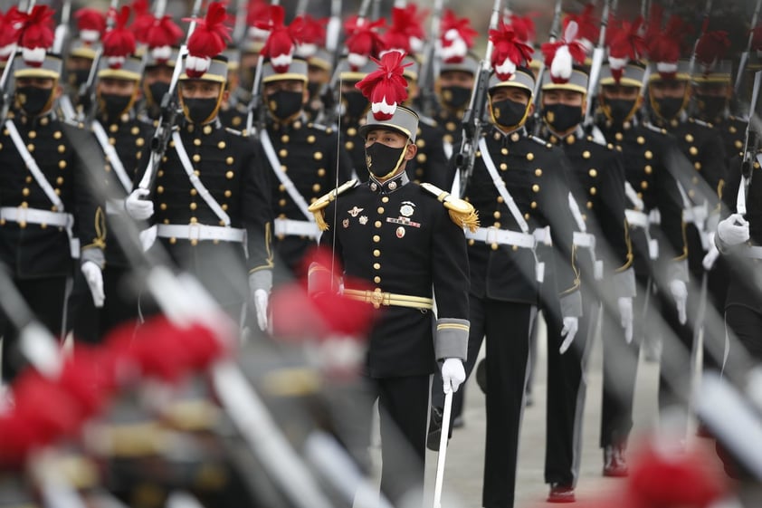 Fuerzas Armadas de Perú ofrecen desfile por el bicentenario de la Independencia