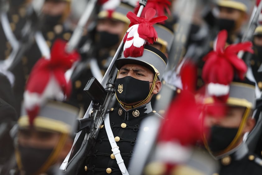 Fuerzas Armadas de Perú ofrecen desfile por el bicentenario de la Independencia