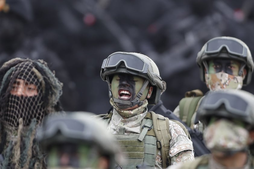 Fuerzas Armadas de Perú ofrecen desfile por el bicentenario de la Independencia