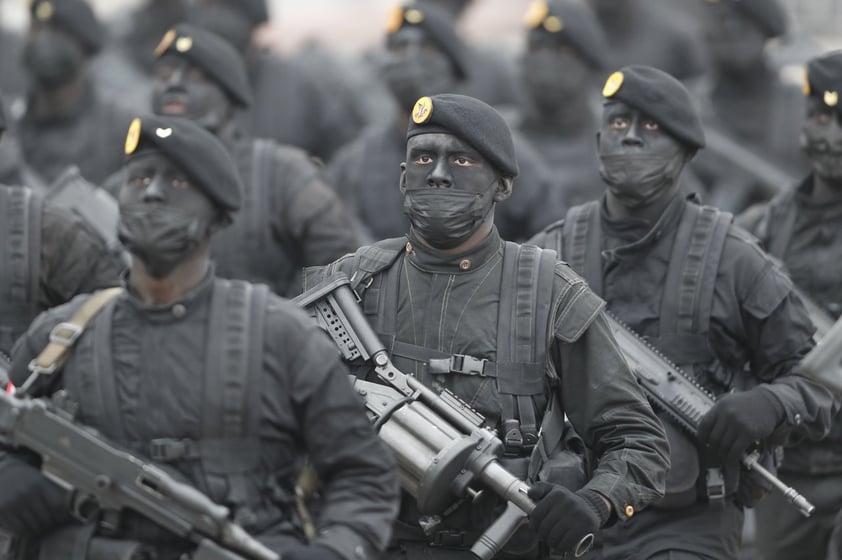 Fuerzas Armadas de Perú ofrecen desfile por el bicentenario de la Independencia