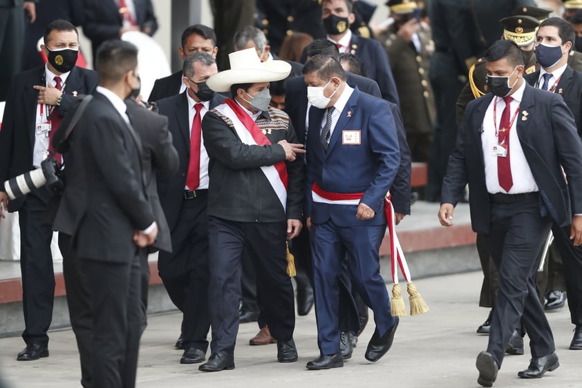 Fuerzas Armadas de Perú ofrecen desfile por el bicentenario de la Independencia