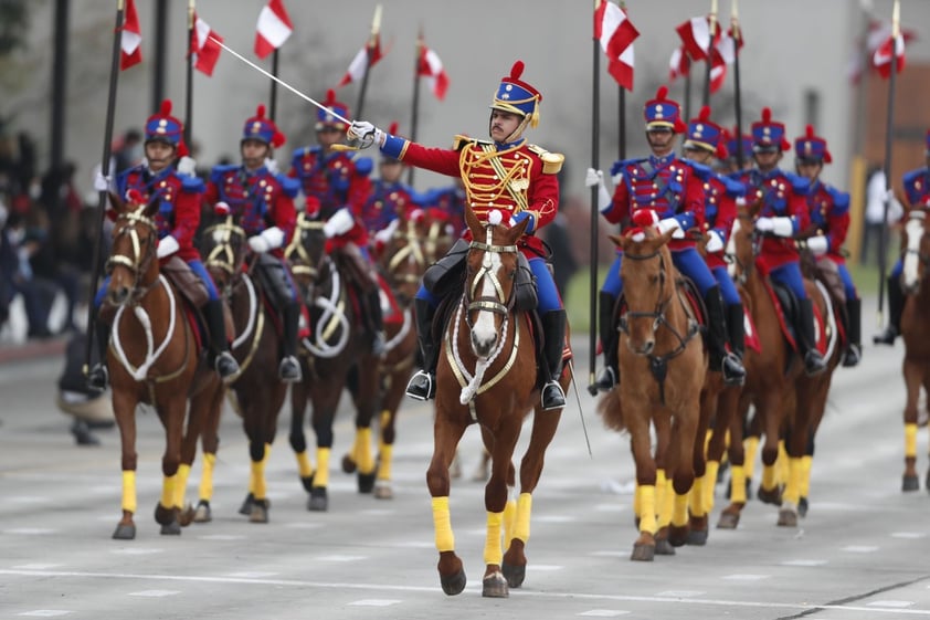 Fuerzas Armadas de Perú ofrecen desfile por el bicentenario de la Independencia