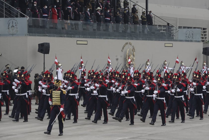 Fuerzas Armadas de Perú ofrecen desfile por el bicentenario de la Independencia