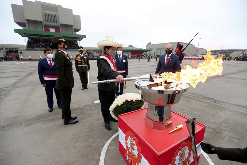 Fuerzas Armadas de Perú ofrecen desfile por el bicentenario de la Independencia