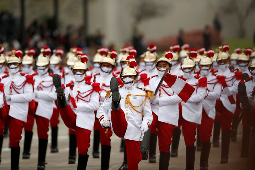 Fuerzas Armadas de Perú ofrecen desfile por el bicentenario de la Independencia