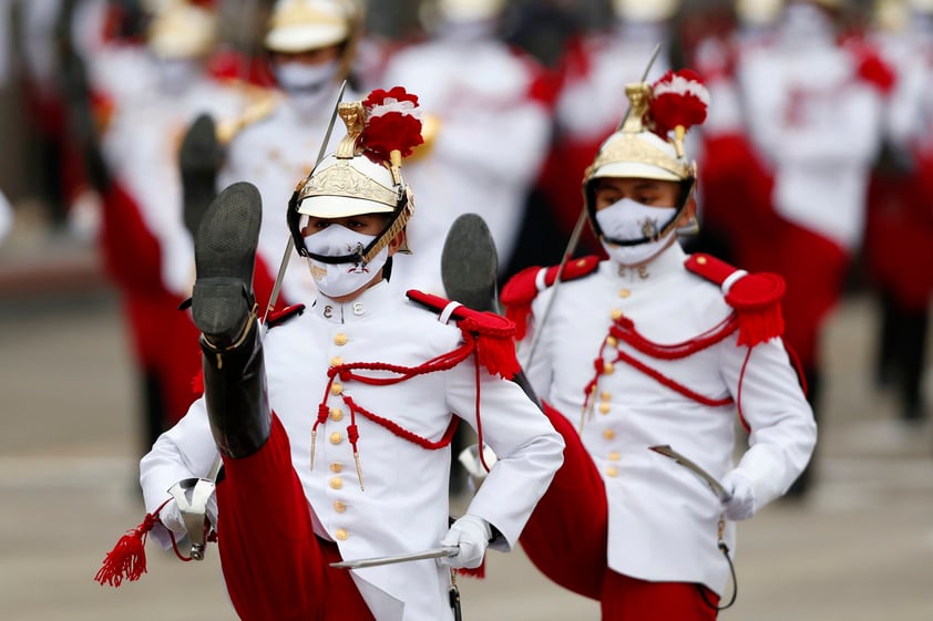 Fuerzas Armadas de Perú ofrecen desfile por el bicentenario de la Independencia