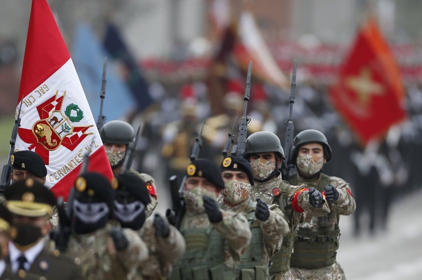 Fuerzas Armadas de Perú ofrecen desfile por el bicentenario de la Independencia