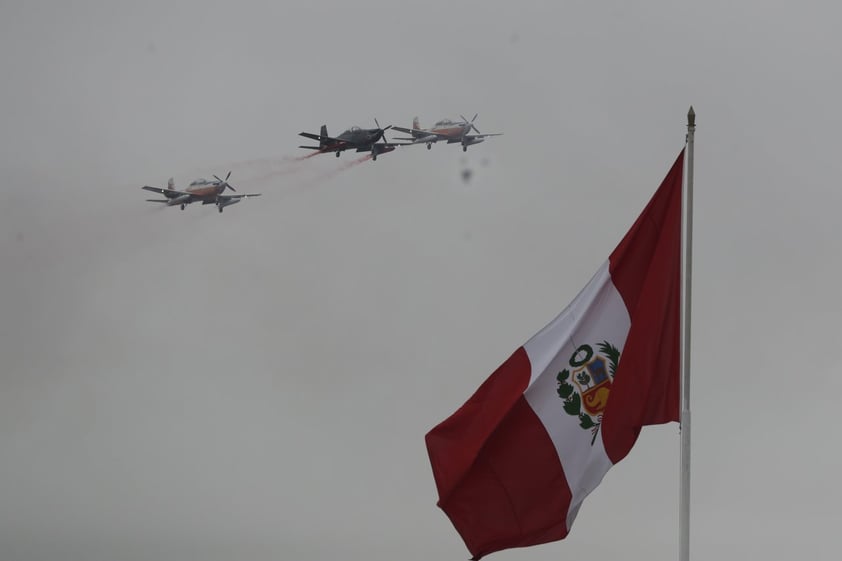 Fuerzas Armadas de Perú ofrecen desfile por el bicentenario de la Independencia