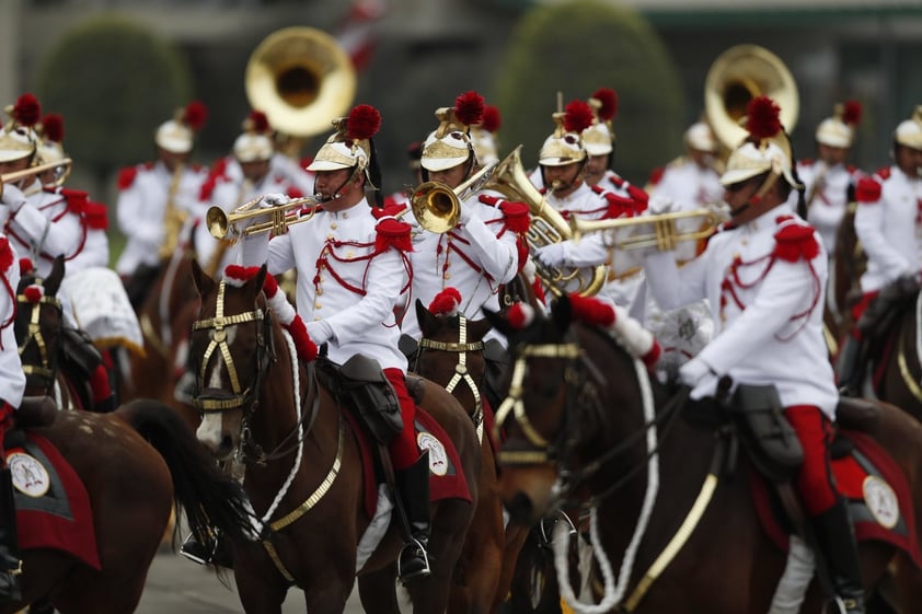 Fuerzas Armadas de Perú ofrecen desfile por el bicentenario de la Independencia