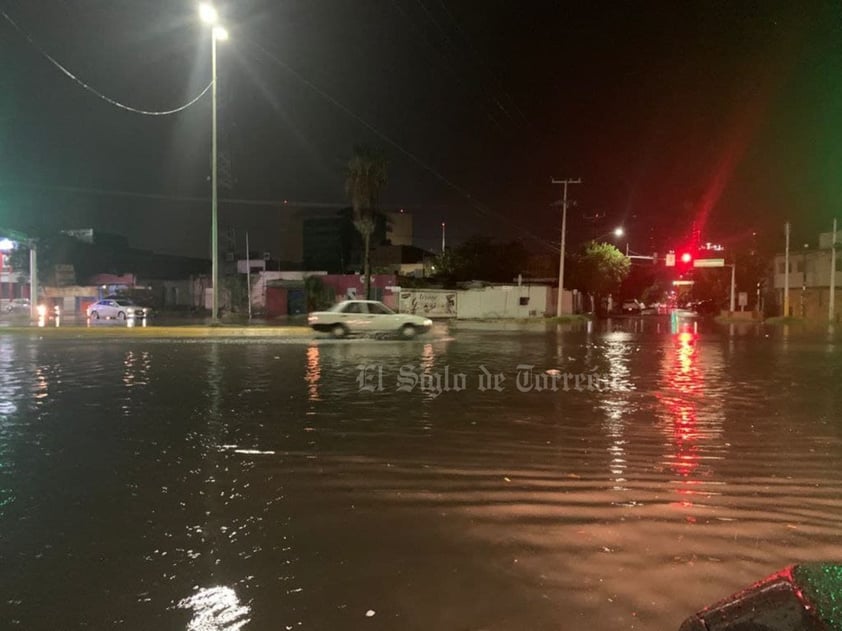 En Gómez Palacio, circulación del bulevar Miguel Alemán es cerrada en el tramo del desnivel 11-40 por intensa lluvia