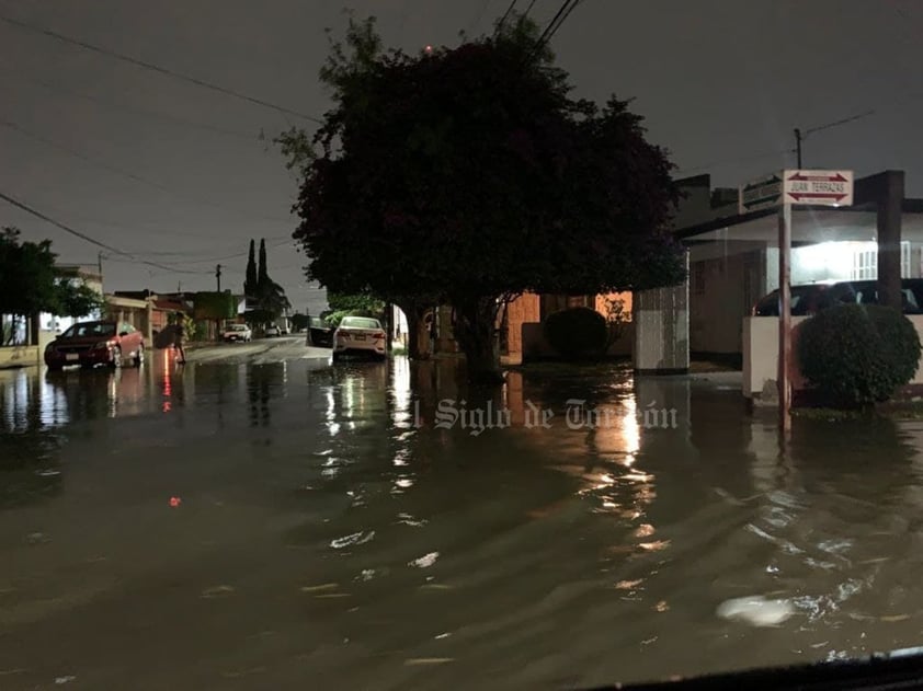 En Gómez Palacio, circulación del bulevar Miguel Alemán es cerrada en el tramo del desnivel 11-40 por intensa lluvia