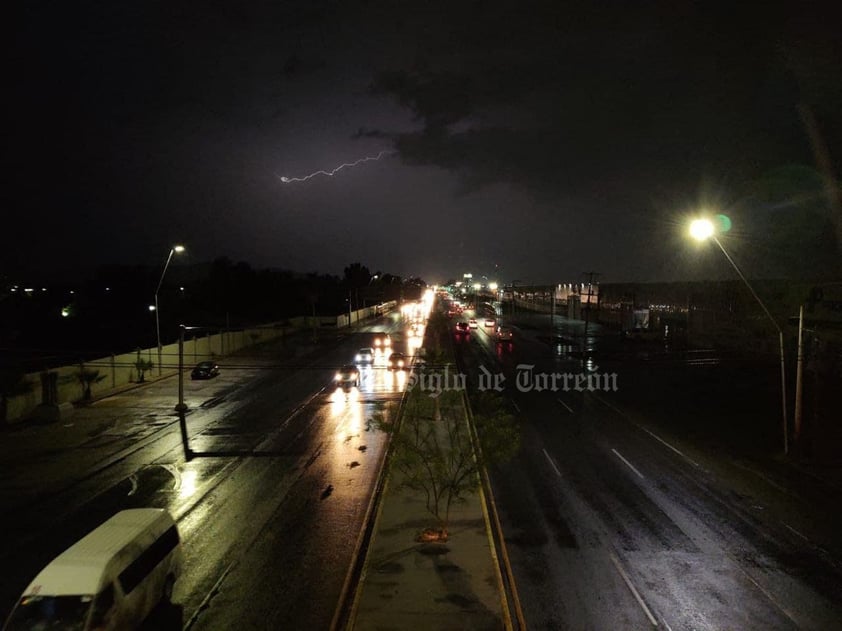 En Gómez Palacio, circulación del bulevar Miguel Alemán es cerrada en el tramo del desnivel 11-40 por intensa lluvia