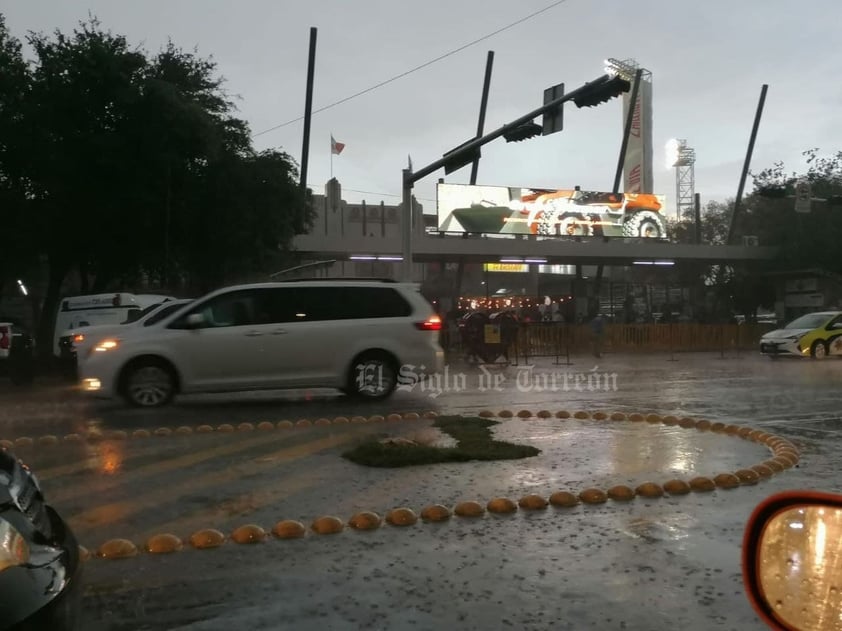 En Gómez Palacio, circulación del bulevar Miguel Alemán es cerrada en el tramo del desnivel 11-40 por intensa lluvia