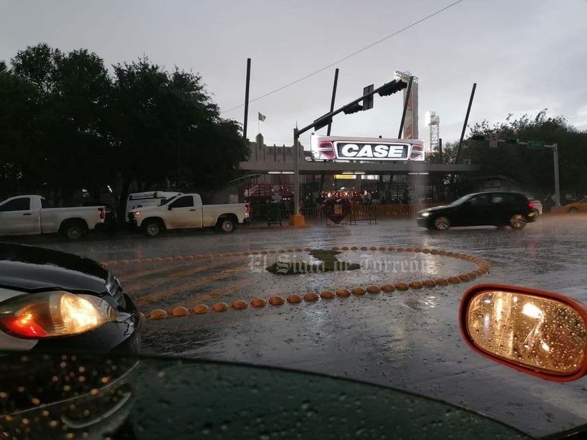 En Gómez Palacio, circulación del bulevar Miguel Alemán es cerrada en el tramo del desnivel 11-40 por intensa lluvia