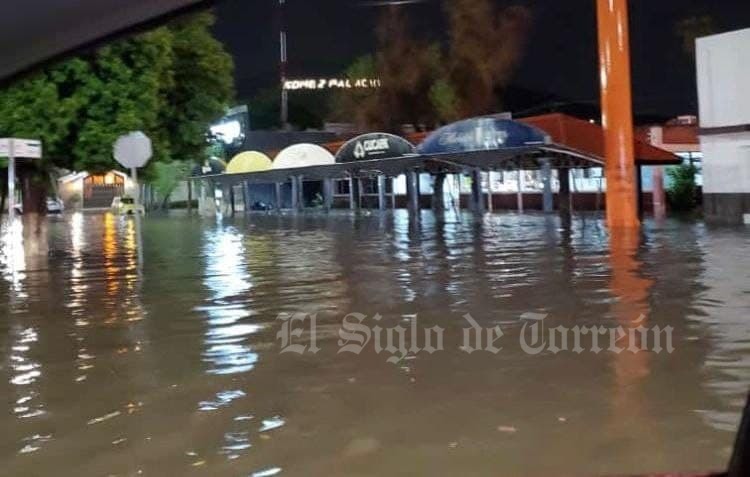 En Gómez Palacio, circulación del bulevar Miguel Alemán es cerrada en el tramo del desnivel 11-40 por intensa lluvia