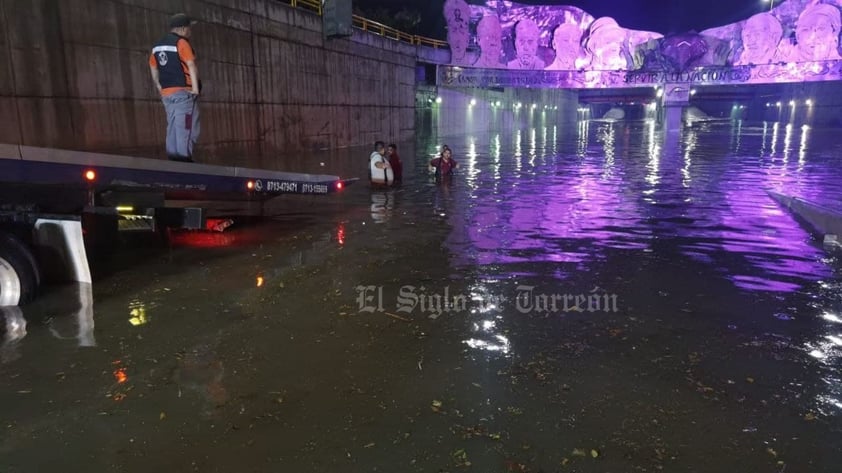 En Gómez Palacio, circulación del bulevar Miguel Alemán es cerrada en el tramo del desnivel 11-40 por intensa lluvia