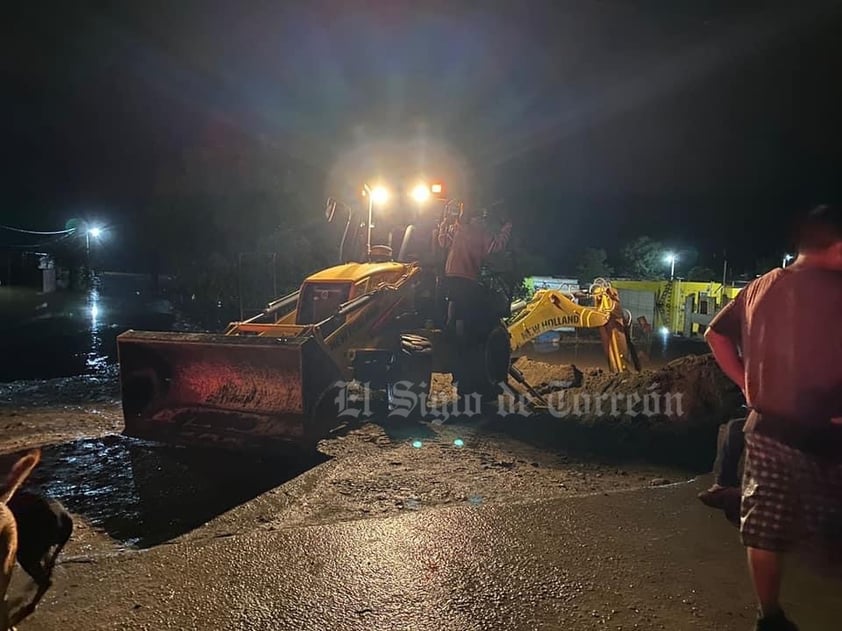 “Siendo la afectación mas importante en el ejido Poanas, ya que al desbordarse un viejo canal, inundó a gran parte de la comunidad, provocando el daño y caída de bardas de aproximadamente 12 casas, rompiendo el canal de riego con una retroexcavadora para desfogar el agua”, explicó el titular.