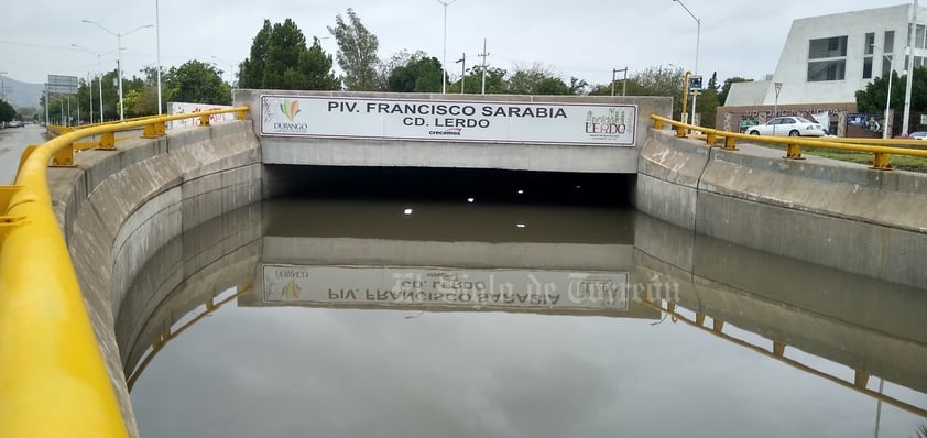 Debido a las intensas precipitaciones de este jueves (y a que nunca funciona el sistema de rebombeo) el Paso Inferior Vehicular (PIV) Francisco Sarabia de Lerdo, ubicado sobre el bulevar Miguel Alemán se inundó nuevamente como si fuera una alberca, por supuesto que ante el peligro que de haya otro ahogado como el del año 2016 fue cerrado por las autoridades municipales desde el martes.