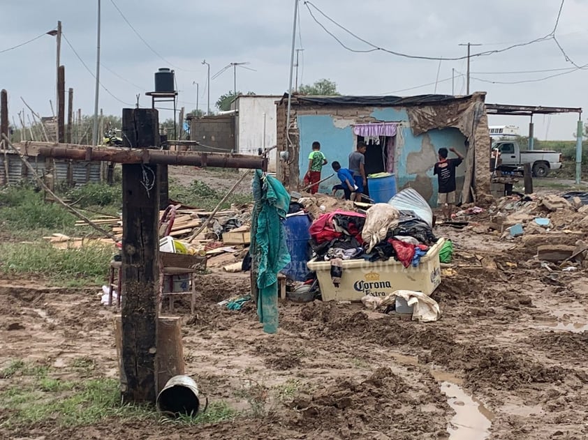 La dirección de Protección Civil en Gómez Palacio reportó una captación de agua de lluvia de 13 milímetros, provocando la afectación de una serie de colonias, así como del ejido Poanas, en donde se desbordó un viejo canal, ocasionando daños a una docena de viviendas.