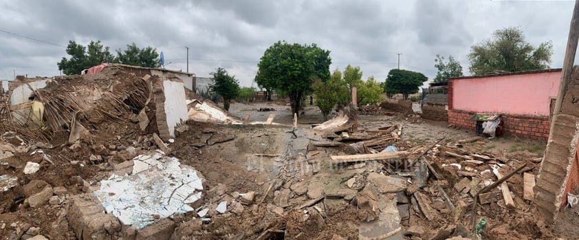 La dirección de Protección Civil en Gómez Palacio reportó una captación de agua de lluvia de 13 milímetros, provocando la afectación de una serie de colonias, así como del ejido Poanas, en donde se desbordó un viejo canal, ocasionando daños a una docena de viviendas.